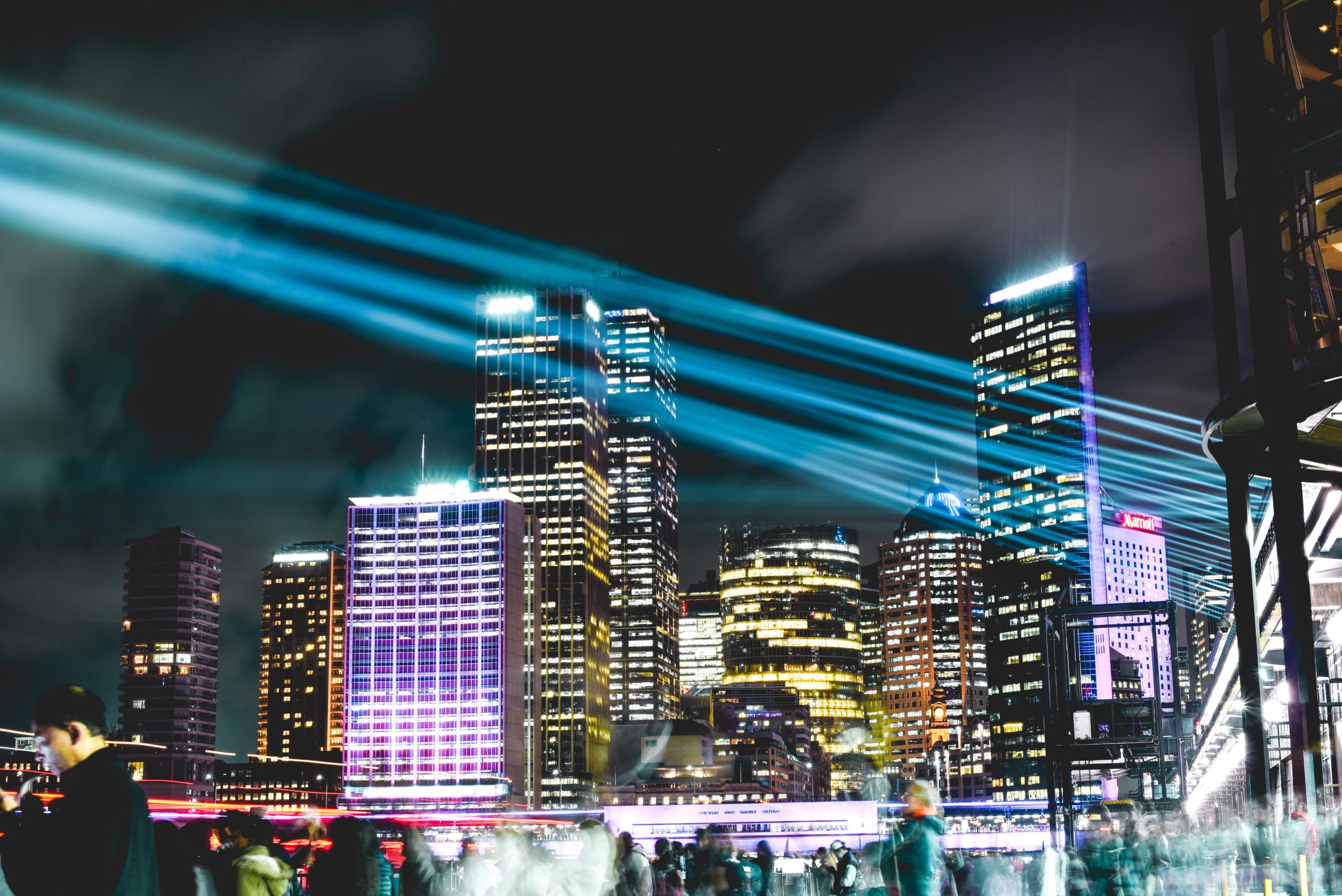 Le développement de l’intelligence artificielle et des nouvelles technologies de l’information et de la communication transforme notre société. De nouveaux paradigmes voient le jour et le phénomène “smart” prend de plus en plus d’ampleur. Dans le domaine du bâtiment, la data permet même de créer des immeubles intelligents qui sont très à la vogue en France. Dans cet article, SimonsVoss revient sur le concept du Smart Building
