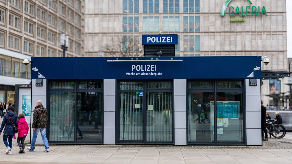 Berlin,,Germany,-,February,17,,2024,-,Police,Station,At SmartTag Produkt für KMU