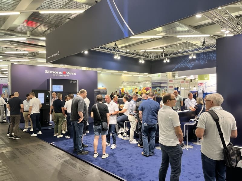 Besucher am SimonsVoss Messestand auf der Sicherheitsexpo 2025 Besucher am SimonsVoss Messestand auf der Sicherheitsexpo 2025