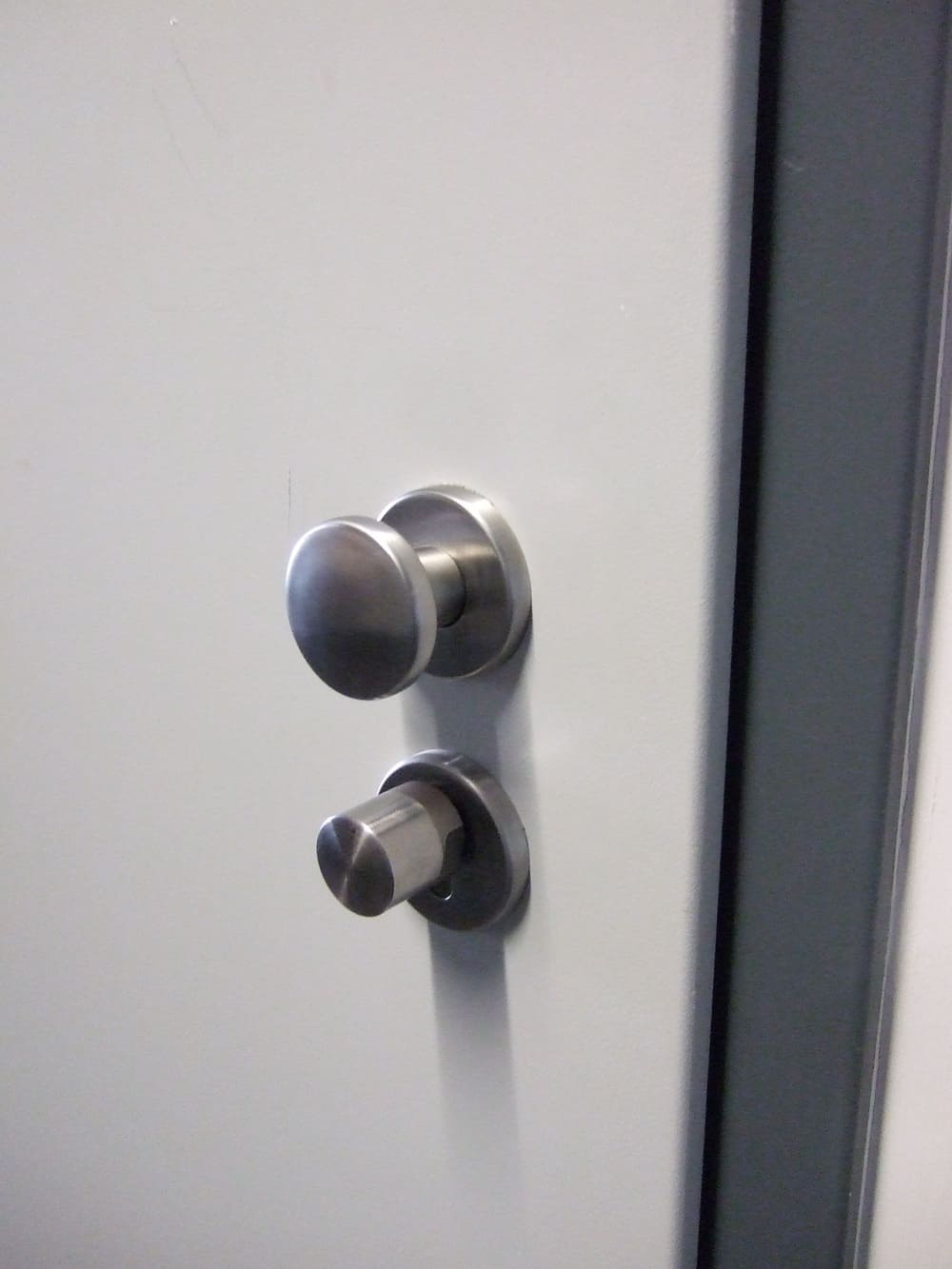 Tür im LaGeSo mit Schließzylinder von SimonsVoss