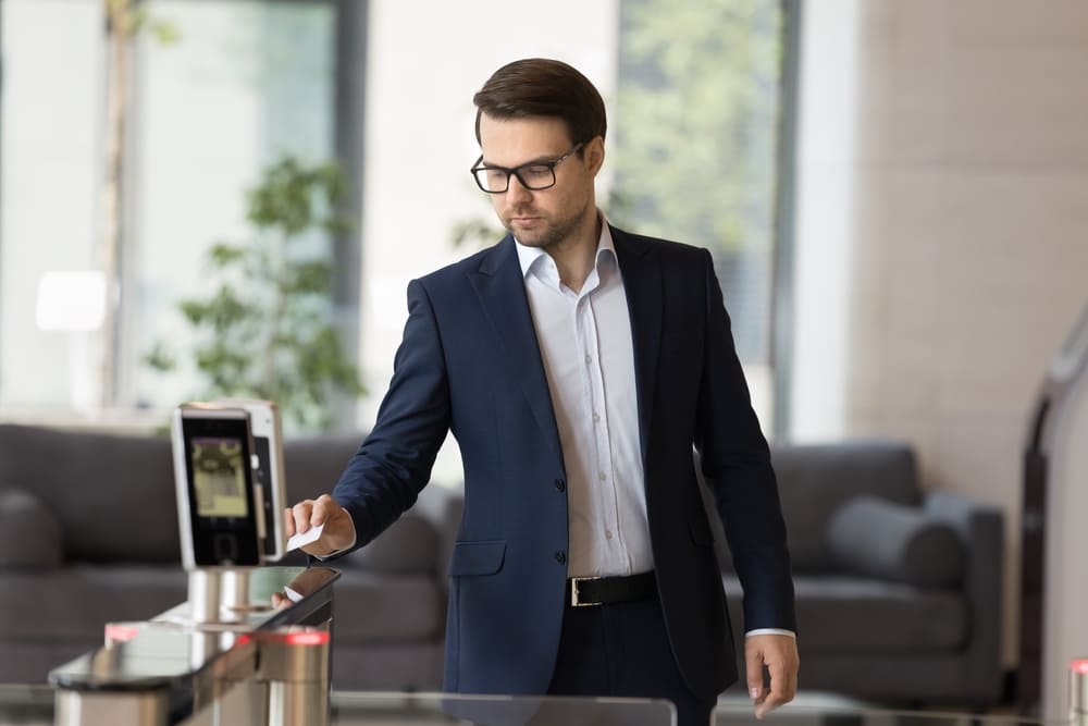 Bürotür wird mit SmartCard von SimonsVoss geöffnet