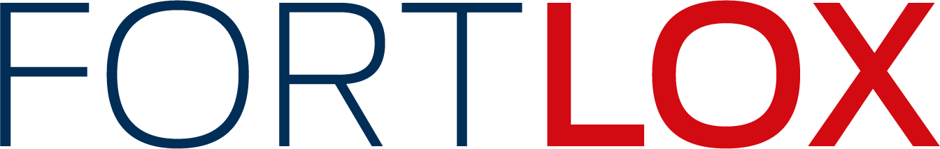 Kleines Mädchen geht auf Kindergartentür zu