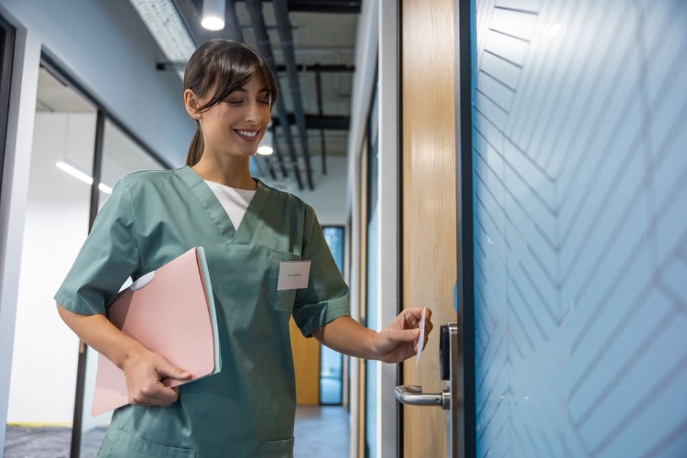 Ärztin öffnet Tür mit Smart Card