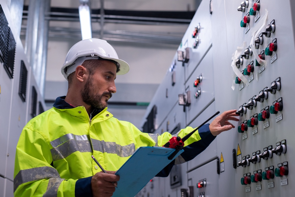 Elektriker an Industriegehäuse innen