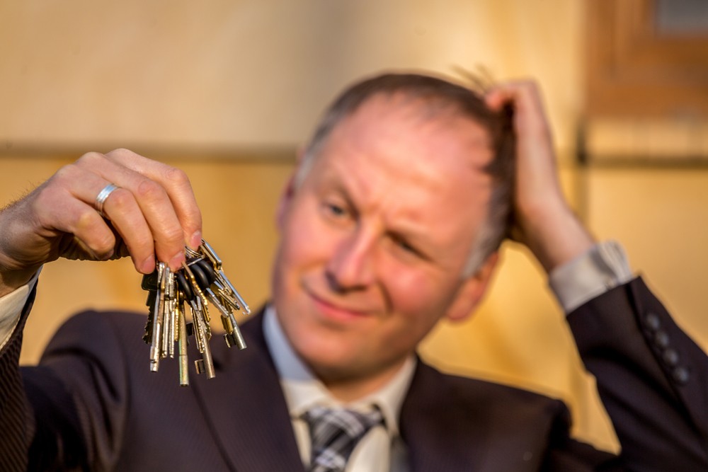 Mann mit großem Schlüsselbund